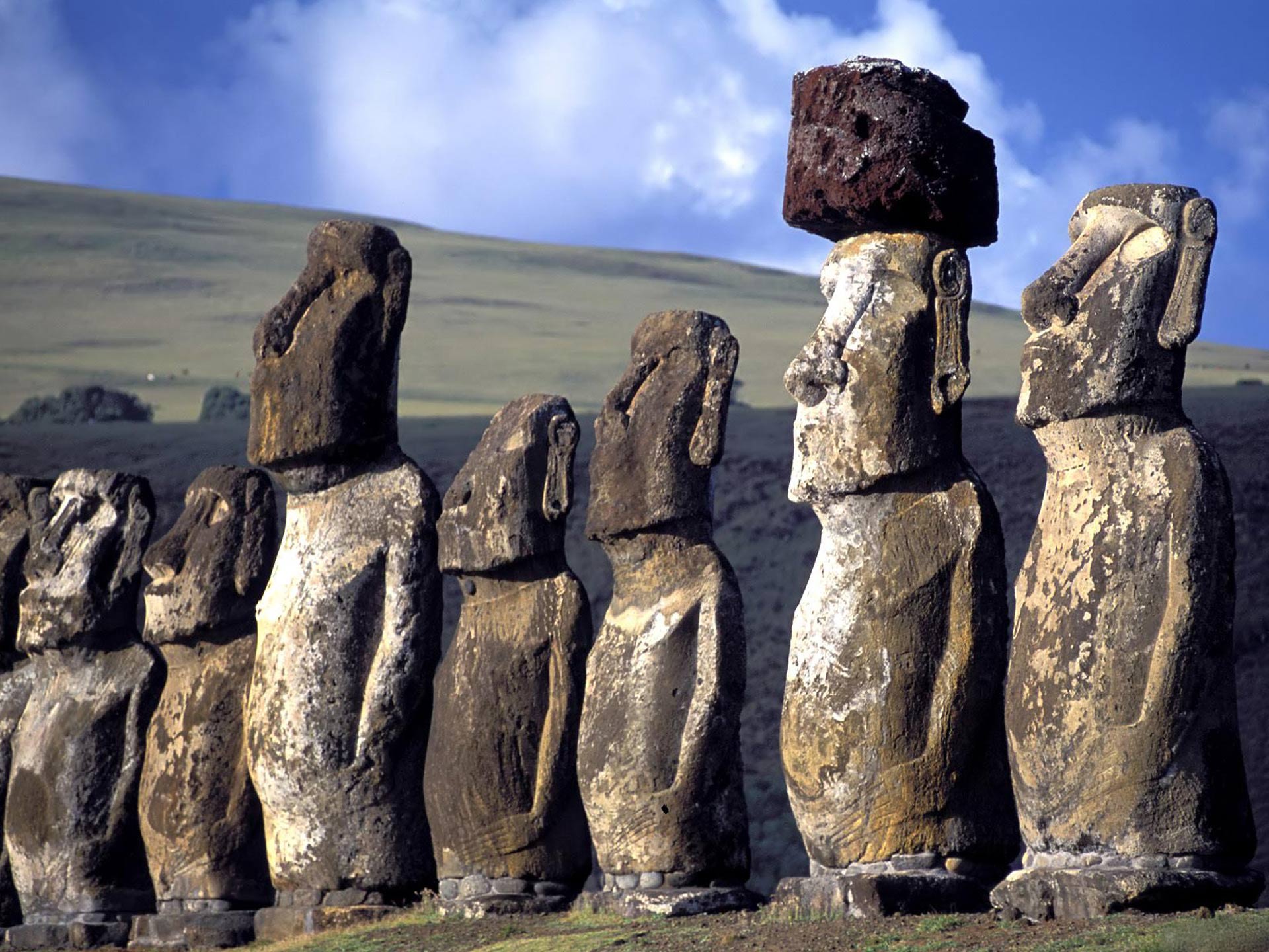 Без идол. Остров Пасхи статуи Моаи. Каменные истуканы острова Пасхи. Моаи на острове Пасхи. Истуканы Рапа-Нуи остров Пасхи.