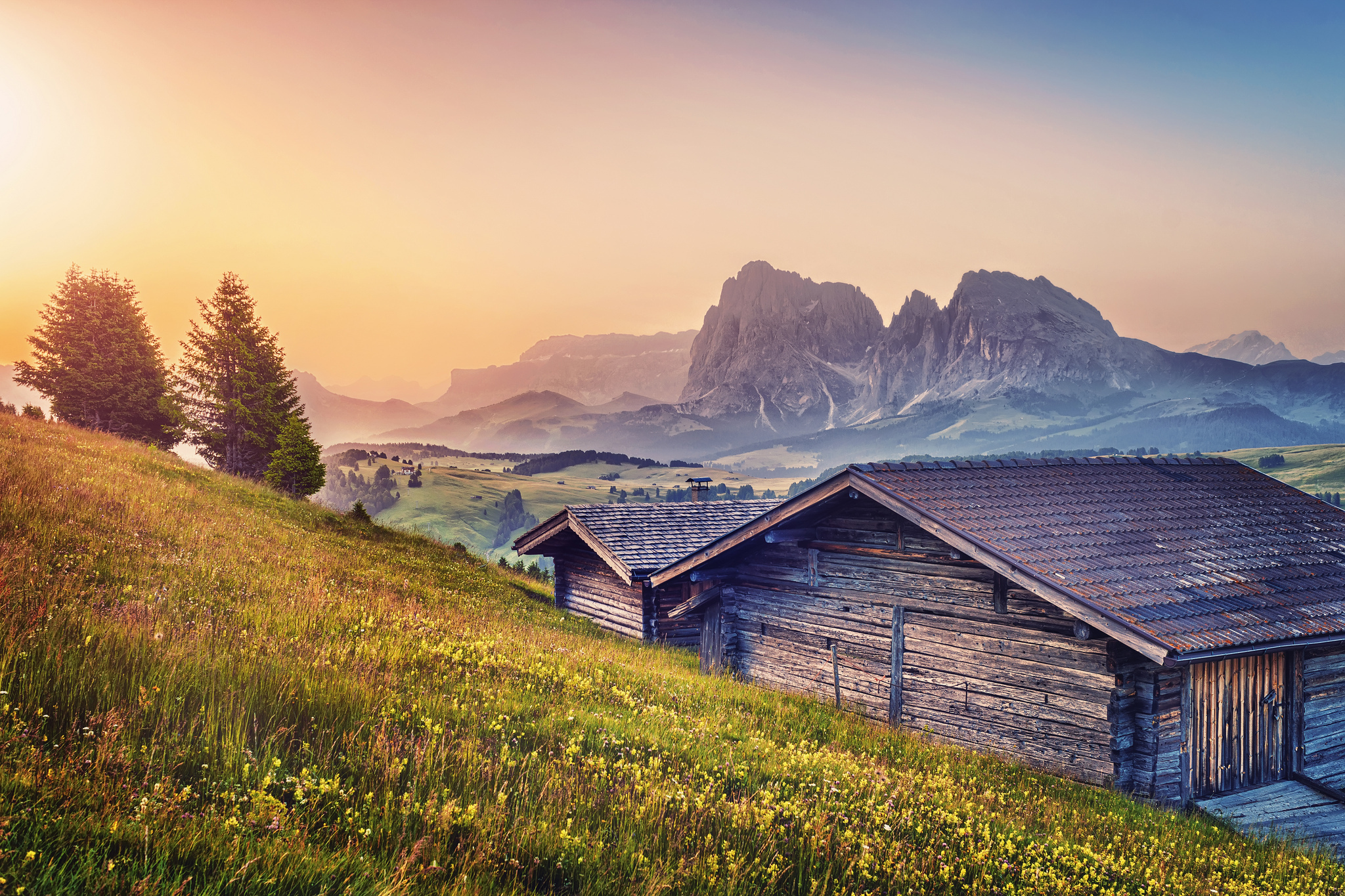 Деревянный дом пейзаж. Альпы Швейцария деревушки. Дом в горах. Домик в горах. Деревенский домик.