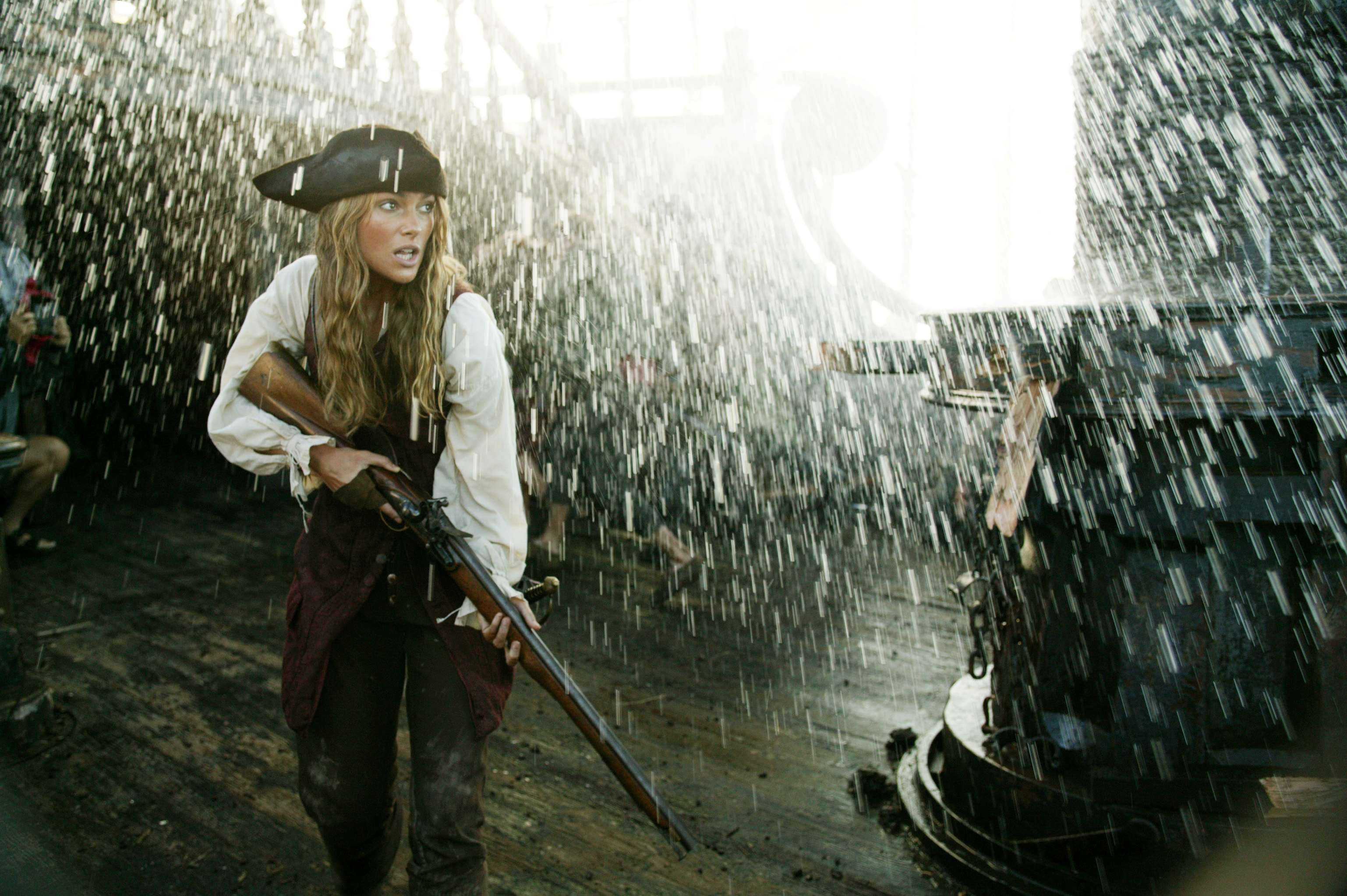 Пираты кари. Пираты Карибского моря сундук мертвеца Элизабет Суонн. Элизабет Суонн пираты Карибского моря.